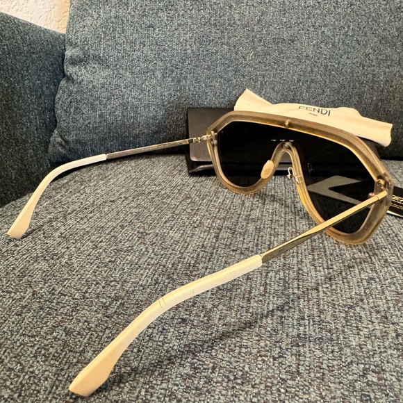 Fendi White and Black Oversized Sunglasses with Geometric Pattern - Picture 2 of 9